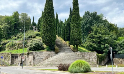 Monumento ai caduti a Erba, scalinata "scenografica" con l’illuminazione