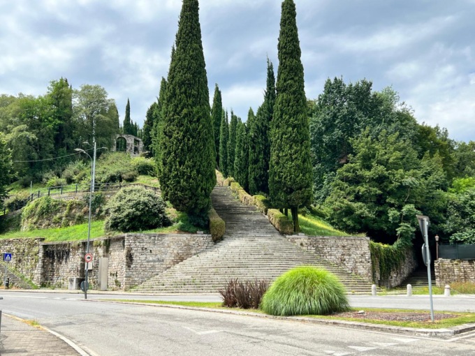 Monumento ai caduti a Erba, scalinata “scenografica” con l’illuminazione
