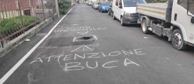 Si apre una buca in via Carducci
