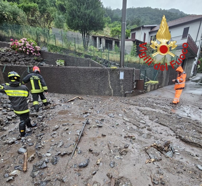Roggia esondata, evacuati due anziani