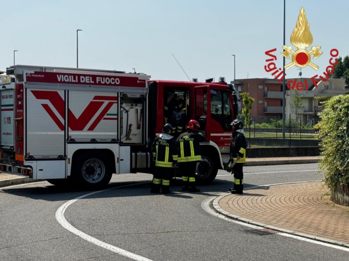 Mezzo agricolo trancia una tubazione: fuga di gas a Grandate