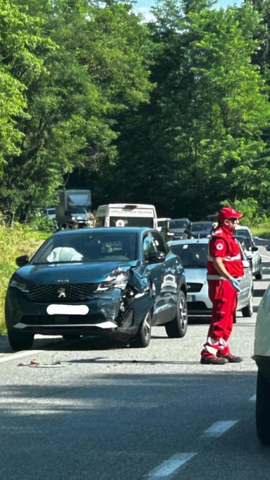 Incidente tra due auto, quattro persone coinvolte