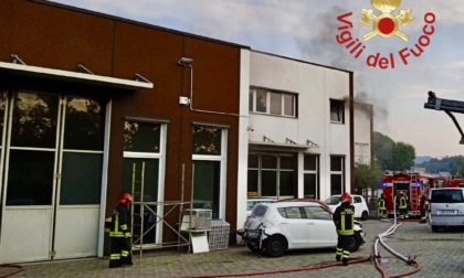 Incendio in un locale della carrozzeria, nessuna persona coinvolta