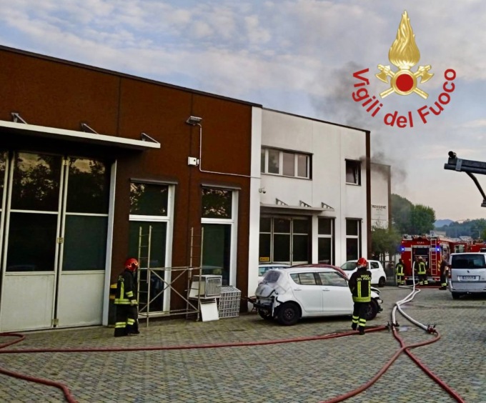 Incendio in un locale della carrozzeria, nessuna persona coinvolta