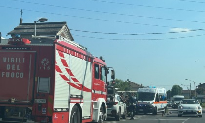 Incidente tra auto e moto: senso unico alternato in via Tonale