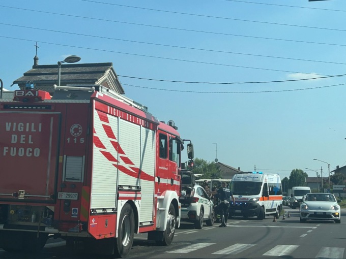 Incidente tra auto e moto: senso unico alternato in via Tonale