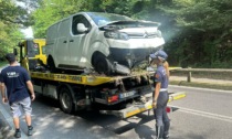 Furgone finisce fuori strada, abbatte la recinzione e sbatte contro un albero