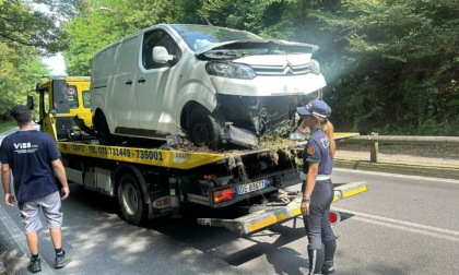 Furgone finisce fuori strada, abbatte la recinzione e sbatte contro un albero