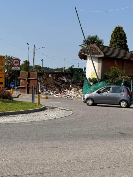Camion si ribalta, carico di carta da macero riversato sulla strada