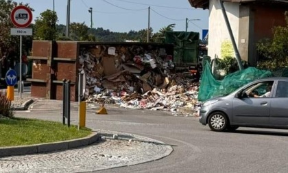 Camion si ribalta, carico di carta da macero riversato sulla strada