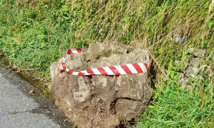 Un masso staccatosi dalla montagna è caduto sulla strada