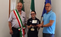 La campionessa italiana di nuoto Giorgia Conti premiata dal Comune