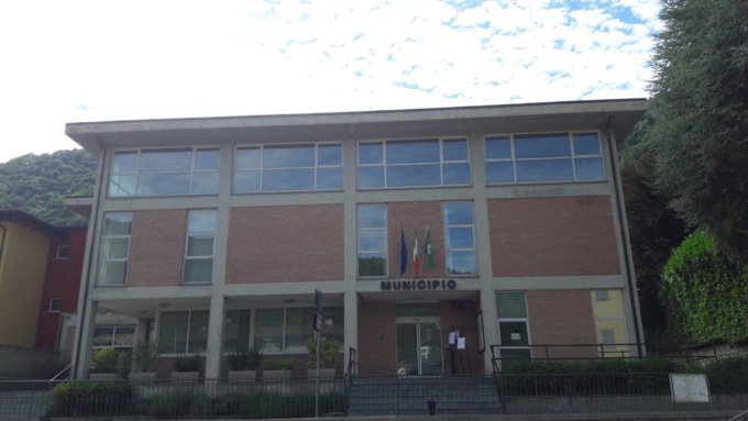 Ex sindaco va in municipio ma trova la porta chiusa. “Dov’è l’Amministrazione?”