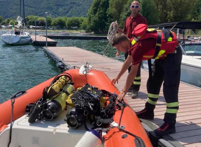 Si tuffa per soccorrere il figlio e non riemerge: recuperata la salma del turista tedesco