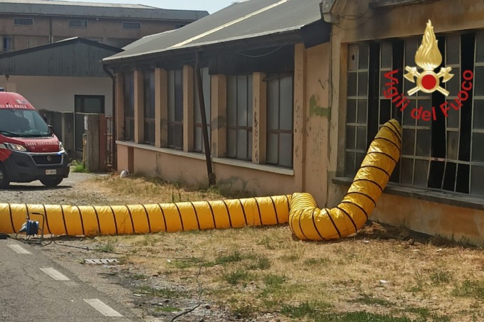 Incendio in un’azienda carughese: mobilitati sei mezzi dei Vigili del fuoco