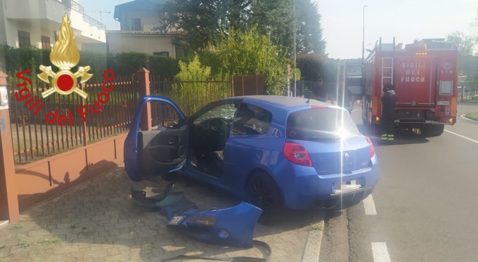 Si schianta con l’auto, poi se ne va