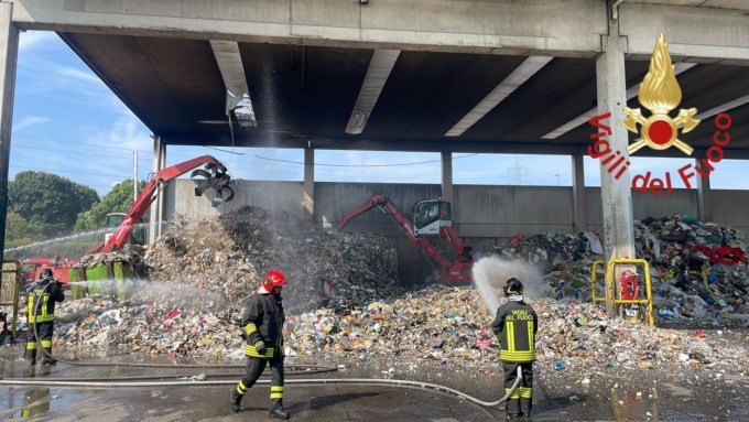 A Cermenate prendono fuoco scarti di imballaggi