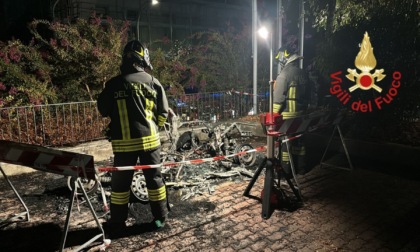 Minicar prende fuoco vicino al Municipio di Alserio