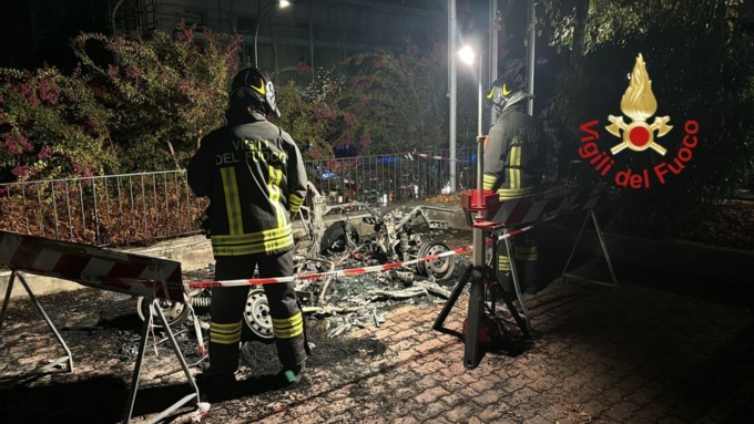 Minicar prende fuoco vicino al Municipio di Alserio