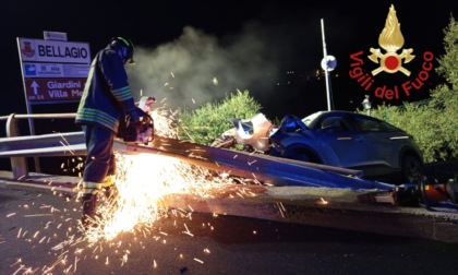 Sbatte contro il guard rail, poi scende dall'auto e scappa