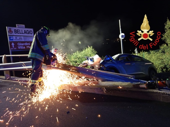 Sbatte contro il guard rail, poi scende dall’auto e scappa
