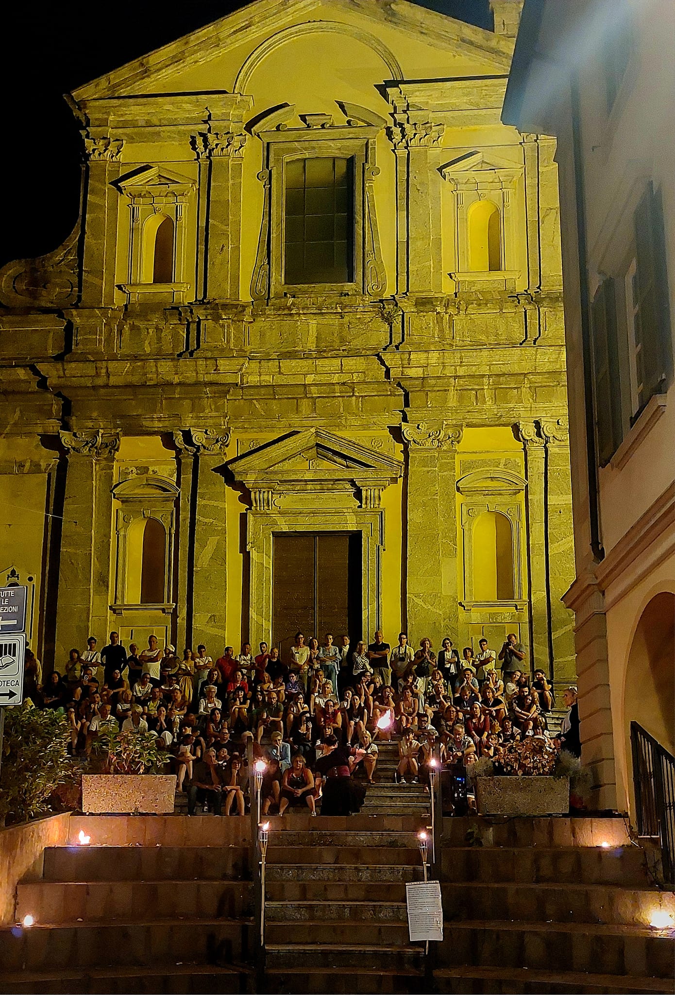 Asso Oscura - scalinate Chiesa gremite per lo spettacolo finale