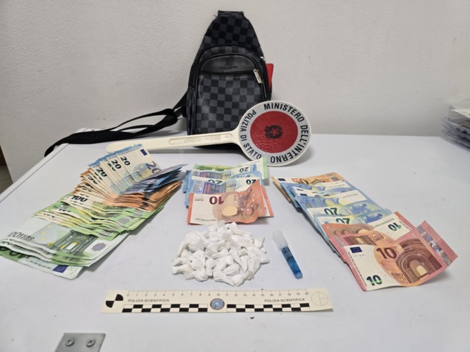 Agenti notano un veicolo sospetto: arrestati due spacciatori