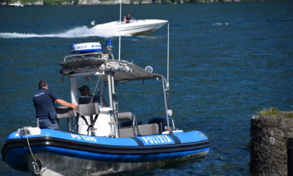 Nuotano nel Lago mentre sfrecciano i natanti