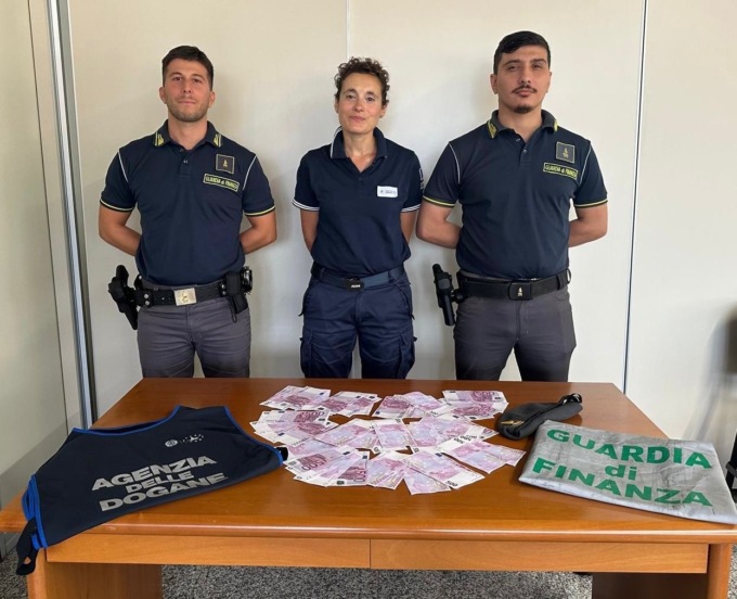 Tentano di entrare in Italia con 69mila euro senza dichiarali, fermate due cittadine del Qatar