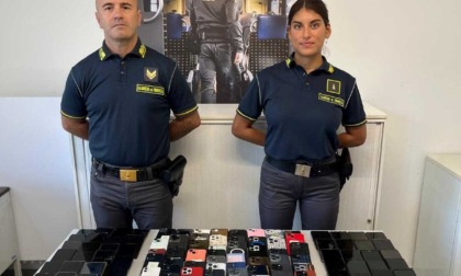 Tenta di varcare il confine e con 121 cellulari rubati, denunciato