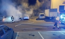 Cinque auto bruciate nel parcheggio: si indaga per trovare il piromane