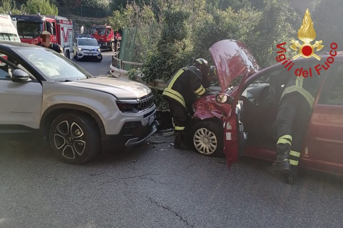 Incidente frontale: due persone coinvolte