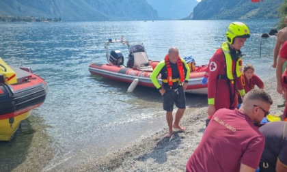 Tragedia nel lago: un uomo si tuffa e non riemerge, muore un 68enne