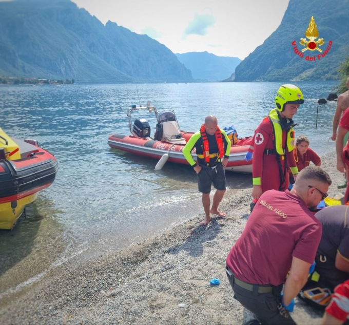 Tragedia nel lago: un uomo si tuffa e non riemerge, muore un 68enne