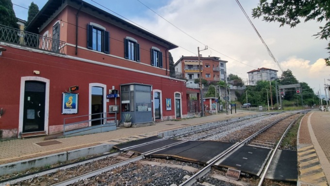 Via ai lavori di rifacimento della stazione a Inverigo
