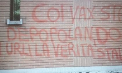 Scritte "no vax" al cimitero di Caslino al Piano