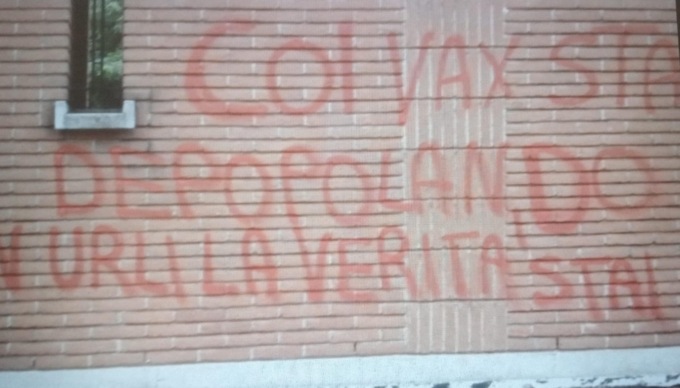 Scritte “no vax” al cimitero di Caslino al Piano