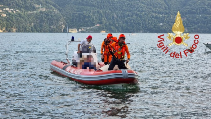 La barca si ribalta: coppia di turisti salvata dai Vigili del fuoco