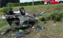 Esce di strada, sfonda un muretto e "plana" in un giardino dopo un volo di 5 metri