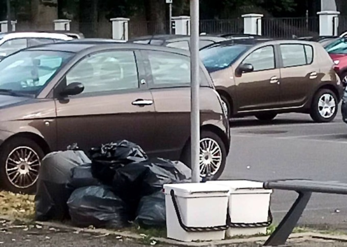 Abbandona i sacchi neri: rintracciato tramite gli scontrini del supermercato