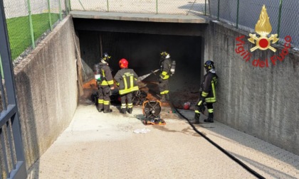 Prende fuoco una moto: un uomo intossicato