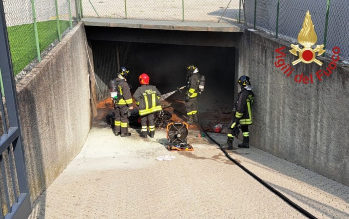 Prende fuoco una moto: un uomo intossicato