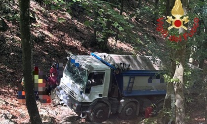 Si ribalta un autocarro a Germasino: un uomo resta incastrato