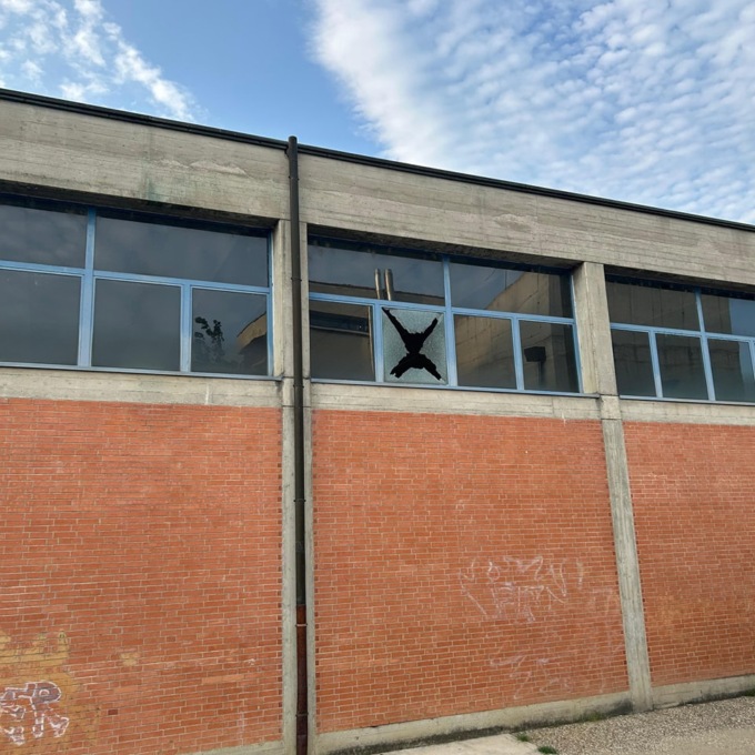 Ancora vandali in paese: rotto un vetro della palestra. In arrivo le telecamere