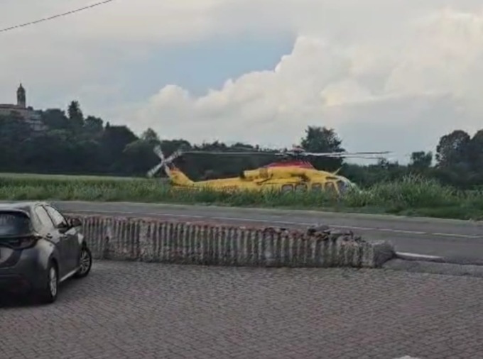 Lite in mezzo alla strada: accoltellato un uomo
