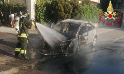 Auto prende fuoco ad Arosio