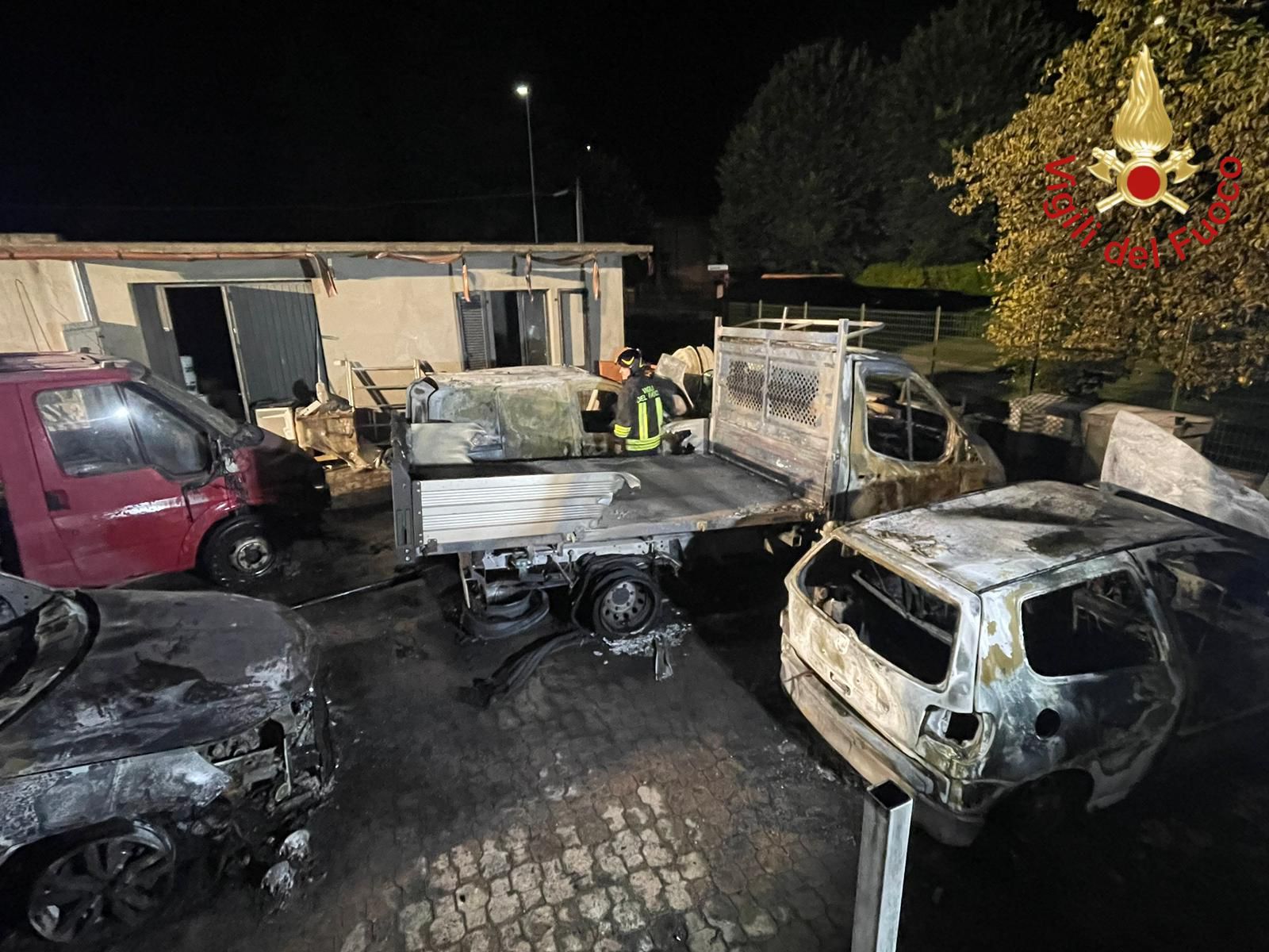 Lurate Caccivio auto mezzi fuoco incendio Vigili del fuoco