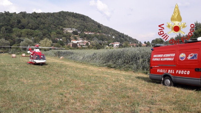 Si tuffa nel lago e non riemerge: soccorsa dai Vigili del fuoco