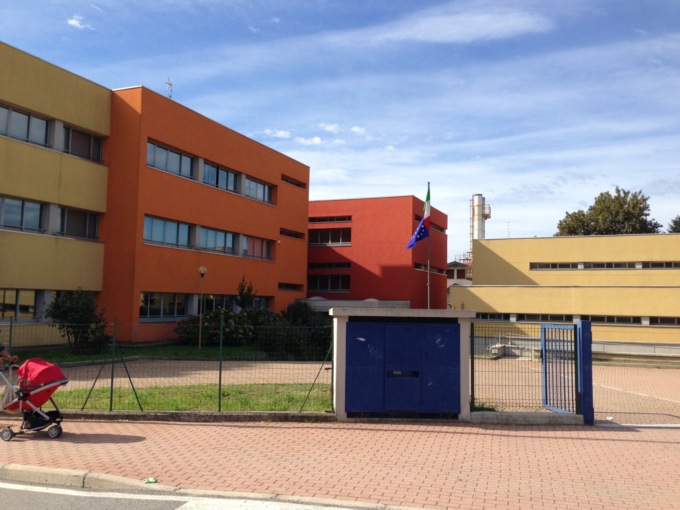 Telefonate ai figli durante le lezioni,  la dirigente scolastica contro gli smartphone