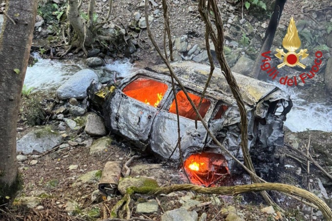 Finisce in una scarpata, poi l’auto prende fuoco: grave una donna